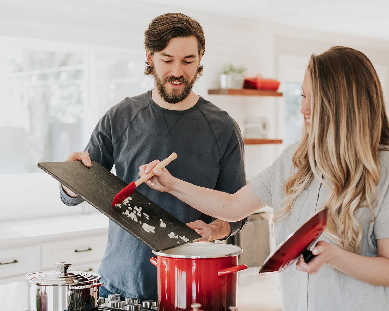 casal cozinhando